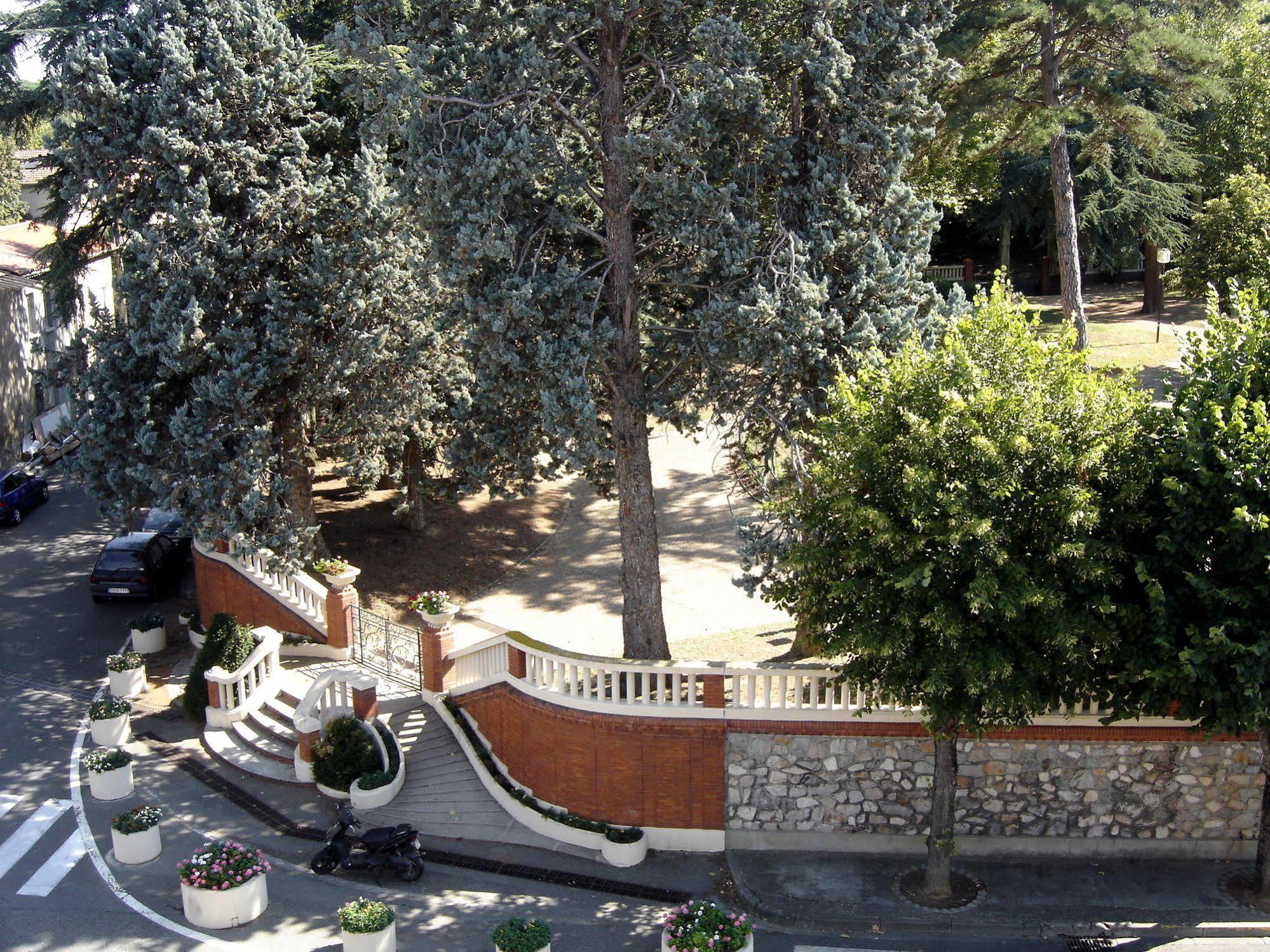 Hotel Restaurant Du Lauragais Logis De France Villefranche-de-Lauragais Exterior foto